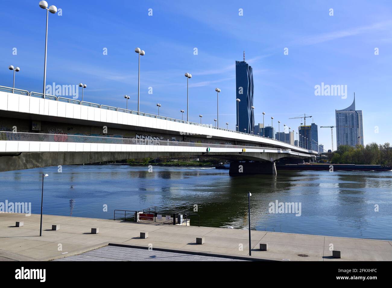Wien, Österreich. Reichsbrücke über die Donau Stockfoto