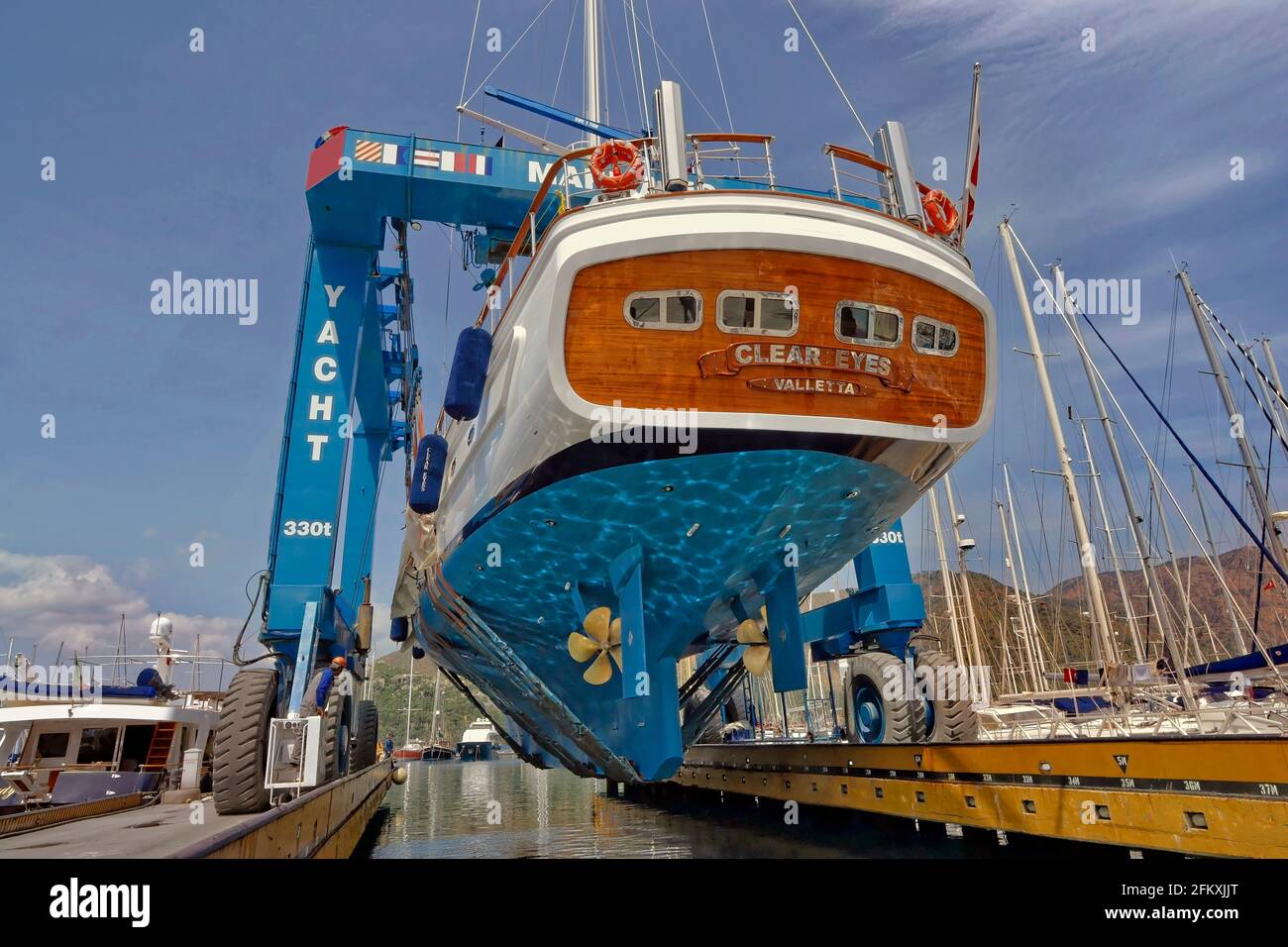 Große Yacht wird von 300 Tonnen Bootskran gestartet. Stockfoto
