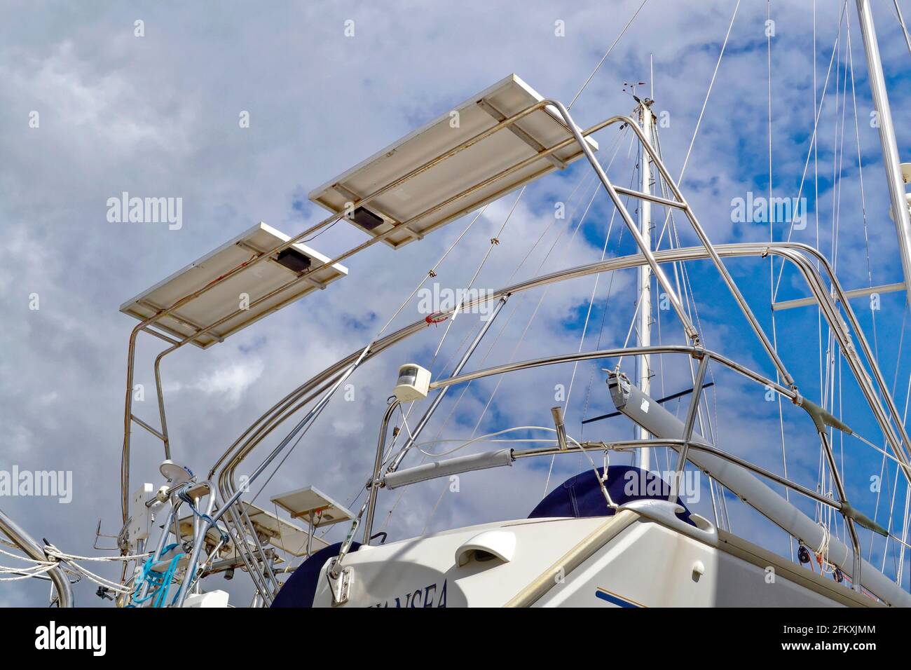 Sonnenkollektoren, die auf der Heckbrücke des Bootes montiert sind. Stockfoto