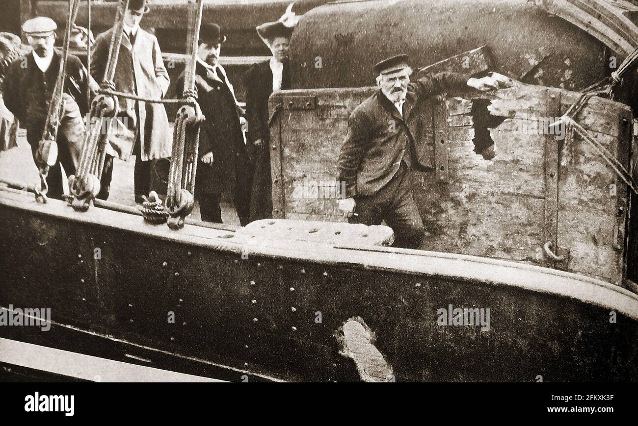 1904 - eine der Gamecock-Trawler-Flotte von Hull, nachdem sie von einem russischen Schiff beschuss wurde, und vermutet, dass es sich um ein japanisches Torpedoboot handelt, das als „Vorfall der Dogger Bank“ oder „Gamecock Incident“ bekannt ist, Die Trawler-Flotte von Hull an der nordöstlichen Küste Großbritanniens wurde von Kriegsschiffen der russischen Ostseeflotte beschossen, nachdem sie mit japanischen Torpedobooten verwechselt wurde. Die organisierte Massenfischereiflotte bestand aus 49 Dampftrawlern, 6 Spediteuren und einem dedizierten Krankenhausschiff. Die Frachtschiffe brachten den Fang auf den Markt, während die Flotte in ihrem Fischereigebiet blieb. Stockfoto