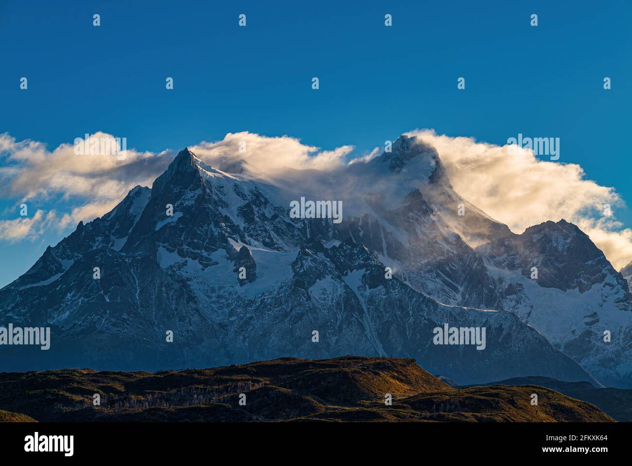 Eisbedeckte Gipfel und Wolken über Cerro Paine Grande im südlichen chilenischen Patagonien, Torres del Paine Stockfoto