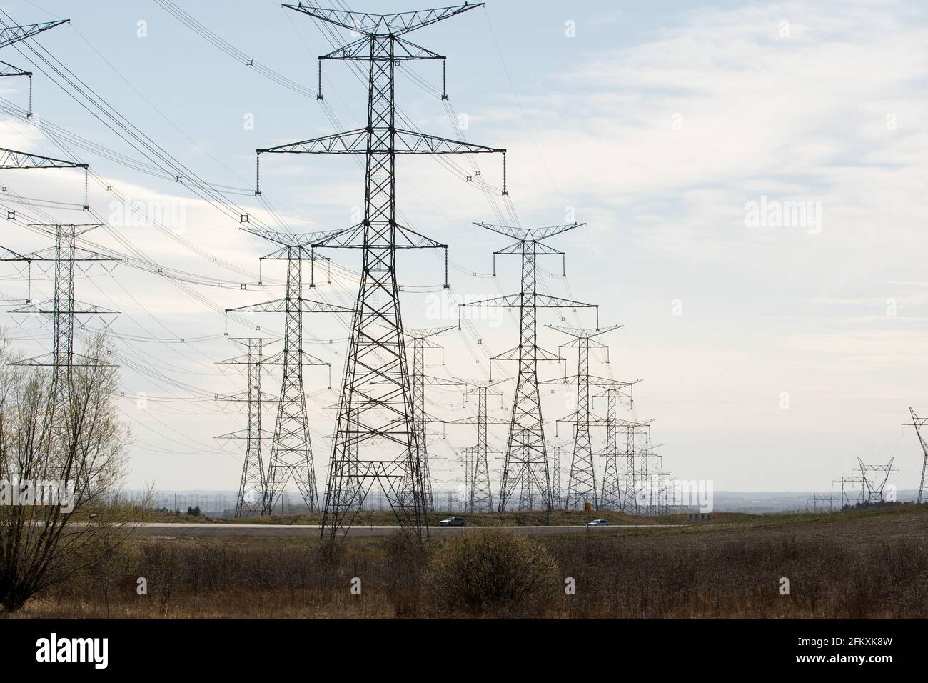 Drei parallele Stromübertragungsleitungen. Diese Leitungen bilden das Rückgrat des Stromnetzes von Ontario. Stockfoto