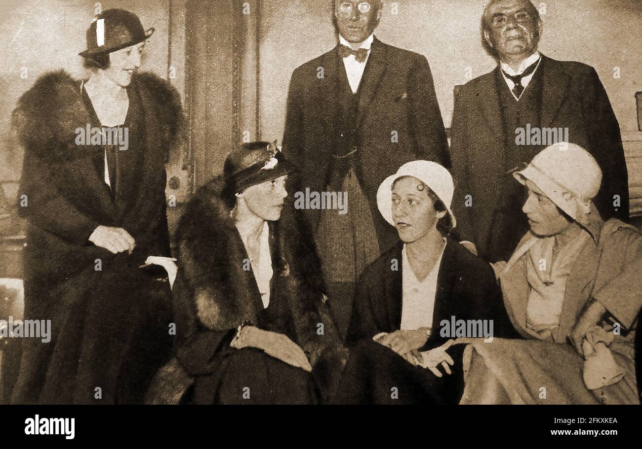 1932 - EIN seltenes Foto, das eine Versammlung von frühen Piloteninnen zeigt. (Von links nach rechts) Lady Bailey, Amelia Earhart, Amy Johnson & Winifred Evelyn Spooner. Sie wurden von Lord Wakefield in den Royal Aero Club (männlich) eingeladen (hinten) Stockfoto