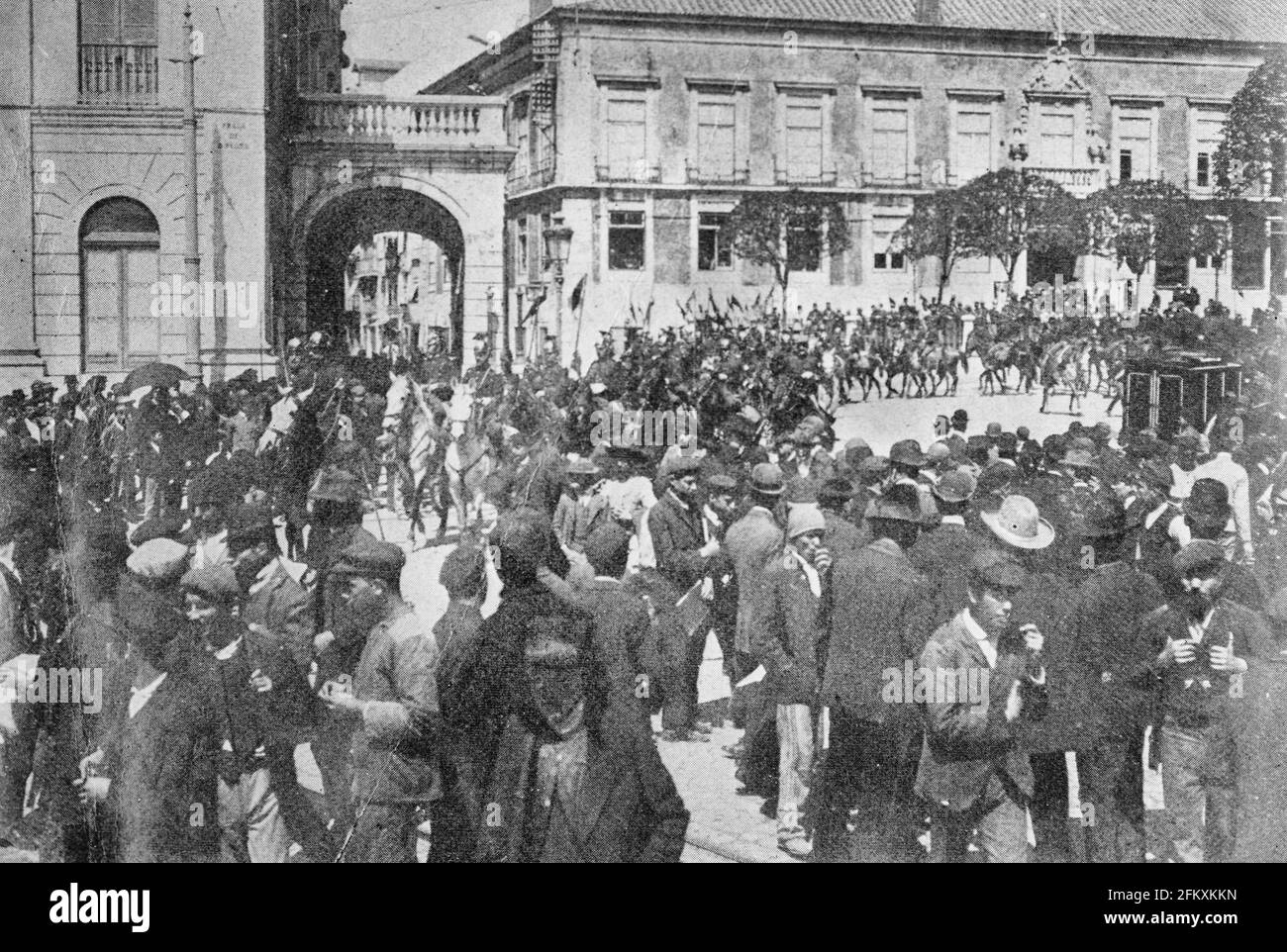 Patrouille von Lancers, Lissabon - Foto zeigt das Nationaltheater Doña Maria II, das sich am Ende des Pedro IV Platzes (Praca de Dom Pedro IV) befindet, auch Rossio Platz genannt. Foto, das möglicherweise während der republikanischen Revolution vom 5. Oktober 1910 aufgenommen wurde Stockfoto