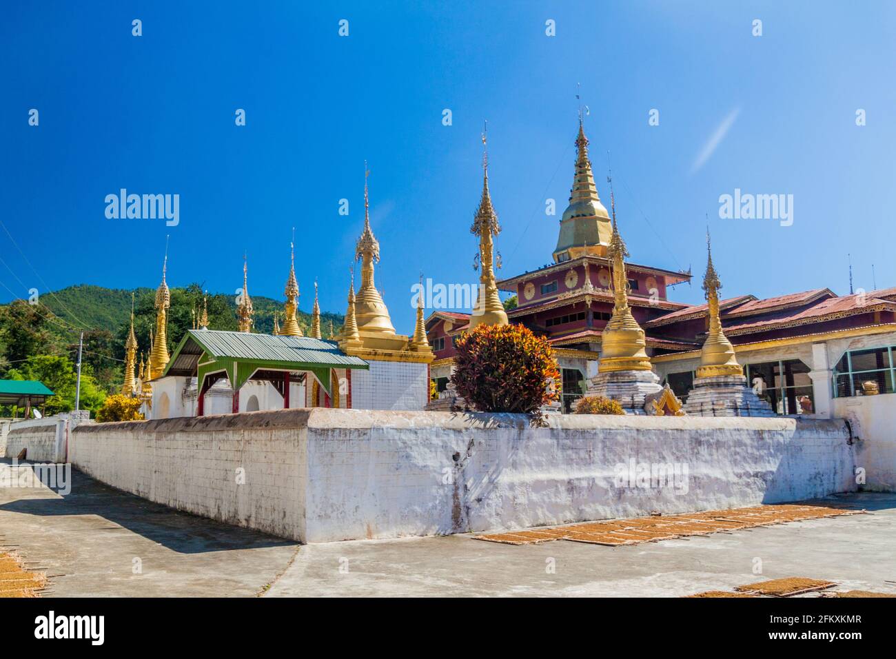 Tempel im Dorf Maing Thauk in der Nähe des Inle-Sees, Myanmar Stockfoto