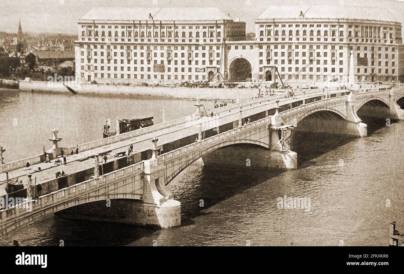 1932 - die (damals) neue Lambeth Bridge für Straßenverkehr und Fußgänger, London, Großbritannien, die kürzlich eine ältere Brücke ersetzt hatte, die zu einer Fußgängerbrücke herabgestuft wurde. Sie überquert die Themse im Zentrum Londons und steht auf dem Gelände einer Pferdefähre zwischen dem Palace of Westminster und dem Lambeth Palace. Der Anflug wird immer noch als Horseferry Road bezeichnet. Eröffnet am 19. Juli 1932 von König George V, entworfen von Ingenieur Sir George Humphreys und den Architekten Sir Reginald Blomfield und G. Topham Forrest. Erbaut von Dorman Long. Stockfoto