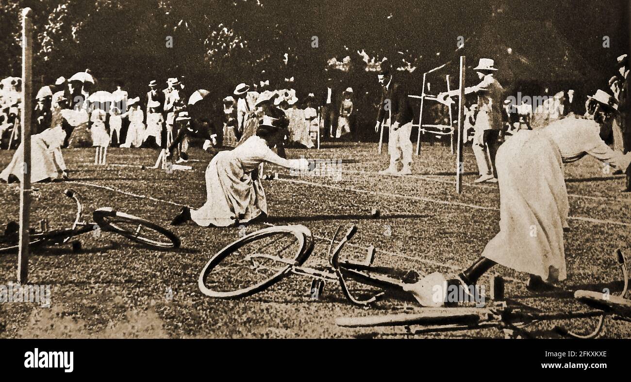 Eine Szene von einem Ladies Bicycle Hindernisrennen 1901 bei einer frühen Gymkhana in Marlow, Buckinghamshire, England. Stockfoto