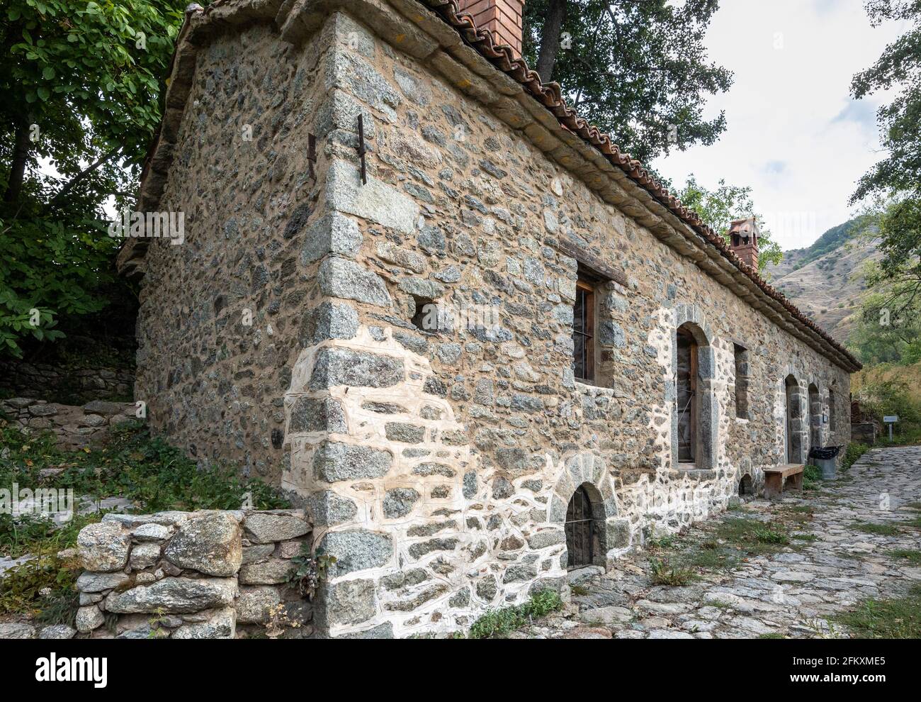 Die alte Mühle im kleinen Dorf Agios Germanos in der Nähe des Prespa-Sees in der Gemeinde Prespes, Mazedonien, Nordgriechenland. Stockfoto
