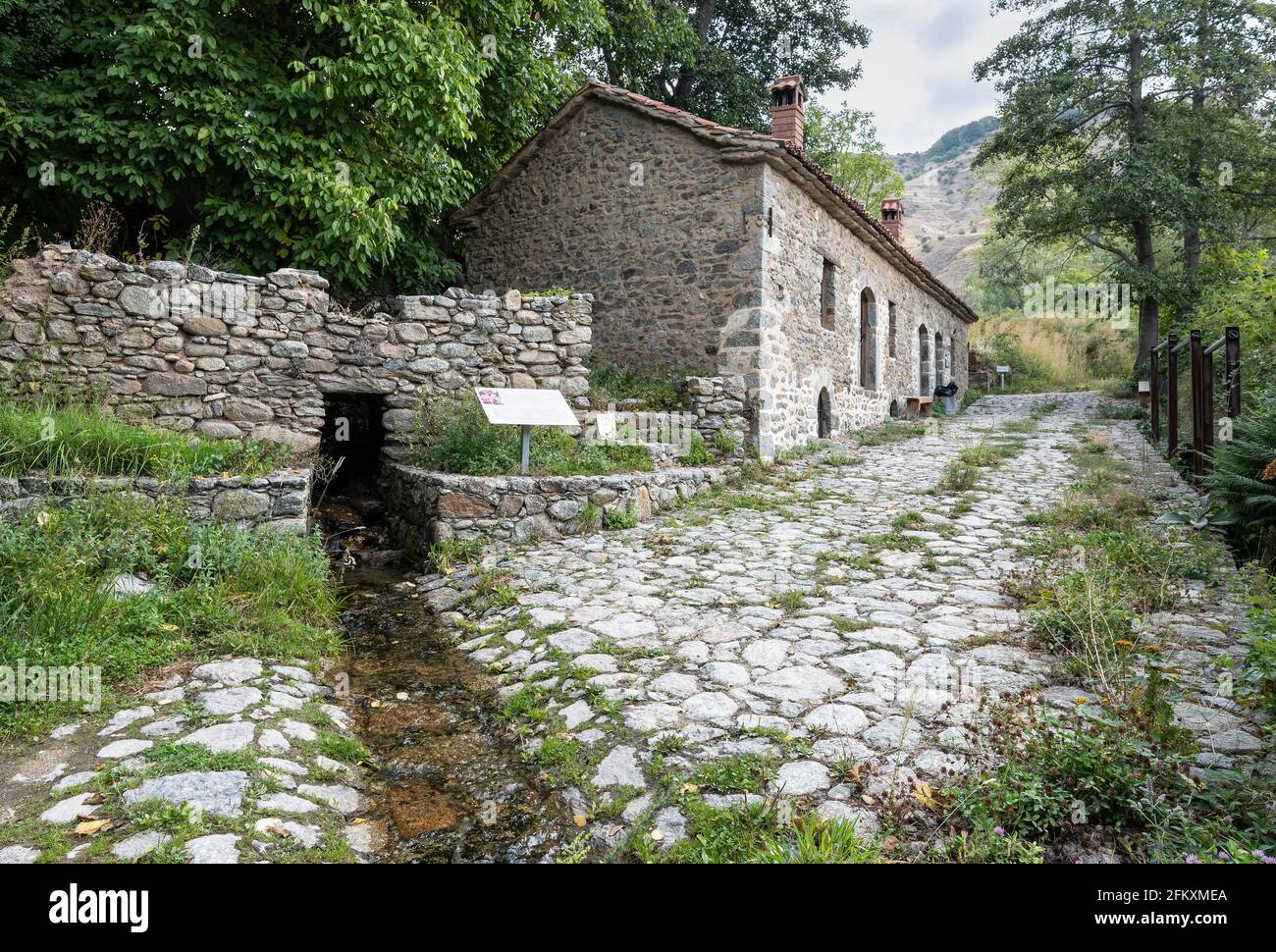 Die alte Mühle im kleinen Dorf Agios Germanos in der Nähe des Prespa-Sees in der Gemeinde Prespes, Mazedonien, Nordgriechenland. Stockfoto