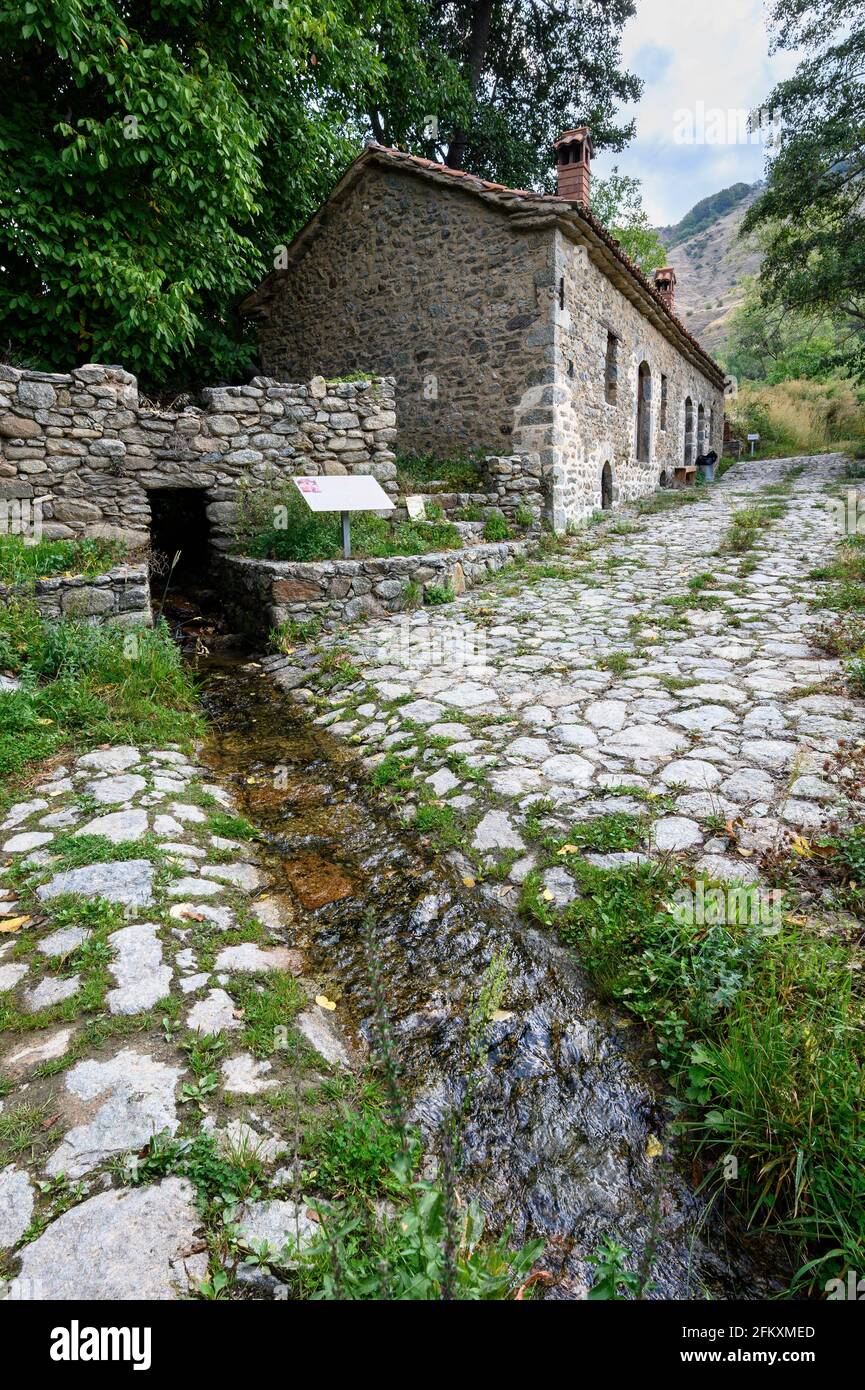 Die alte Mühle im kleinen Dorf Agios Germanos in der Nähe des Prespa-Sees in der Gemeinde Prespes, Mazedonien, Nordgriechenland. Stockfoto