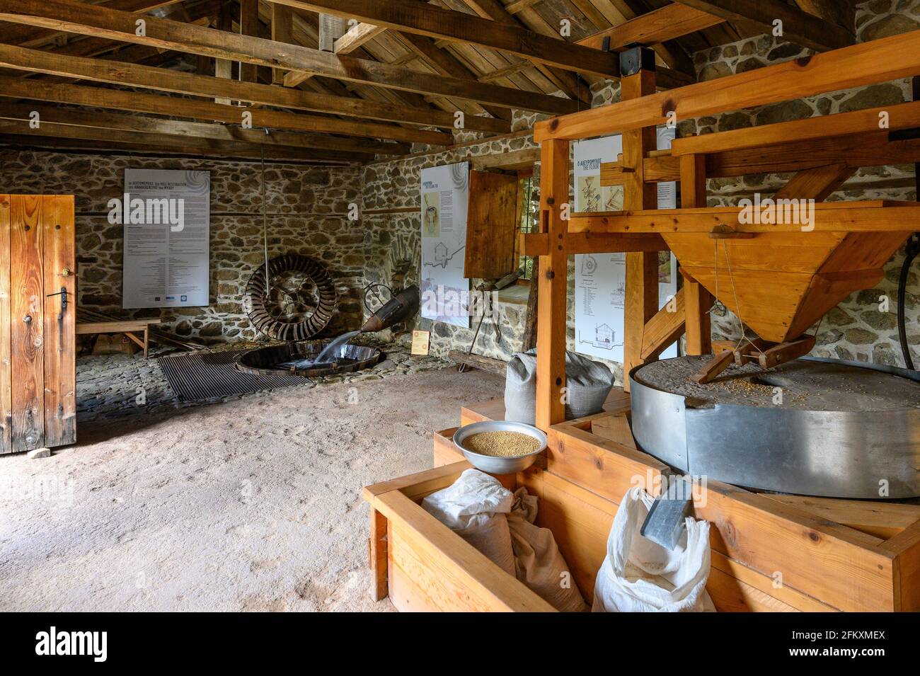 Das Innere der alten Mühle im kleinen Dorf Agios Germanos in der Nähe des Prespa-Sees in der Gemeinde Prespes, Mazedonien, Nordgriechenland. Stockfoto