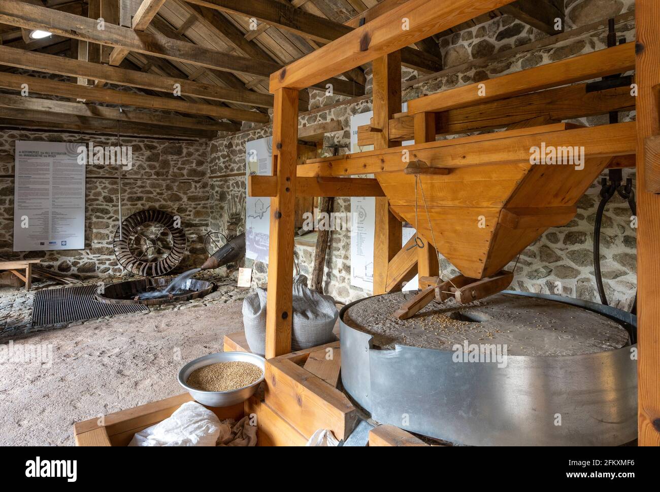 Das Innere der alten Mühle im kleinen Dorf Agios Germanos in der Nähe des Prespa-Sees in der Gemeinde Prespes, Mazedonien, Nordgriechenland. Stockfoto