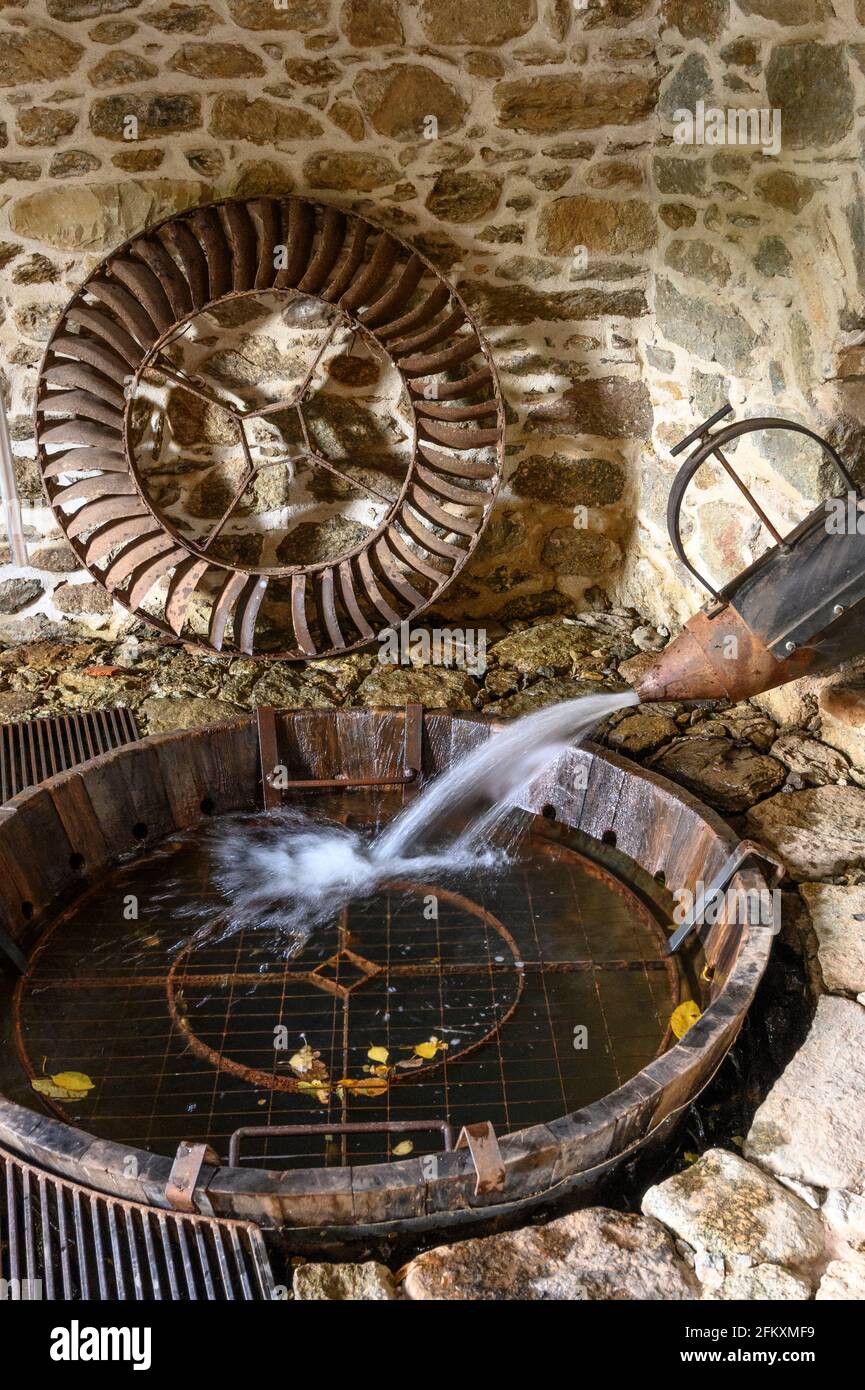 Das Innere der alten Mühle im kleinen Dorf Agios Germanos in der Nähe des Prespa-Sees in der Gemeinde Prespes, Mazedonien, Nordgriechenland. Stockfoto