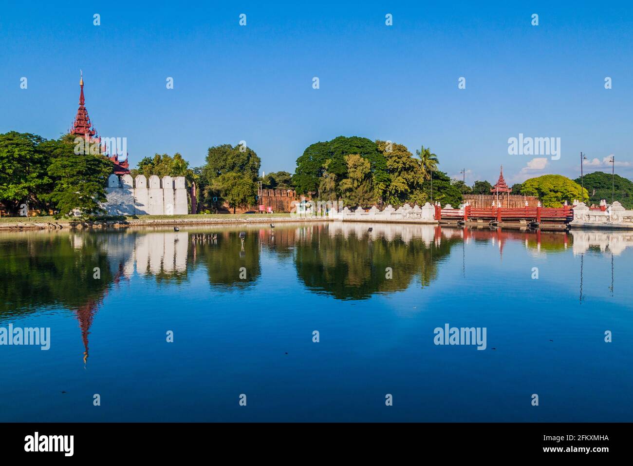 Graben, Brücke, Mauern und Turm der Festung Mandalay, Myanmar Stockfoto