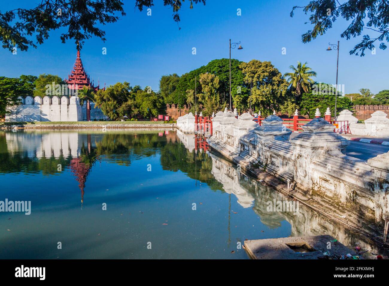 Graben, Brücke, Mauern und ein Turm der Mandalay Festung, Myanmar Stockfoto