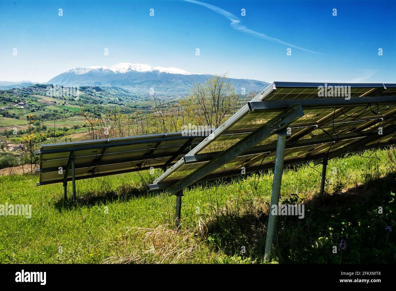 Detail einer Solaranlage mit Blick auf die Berge und Natur Stockfoto