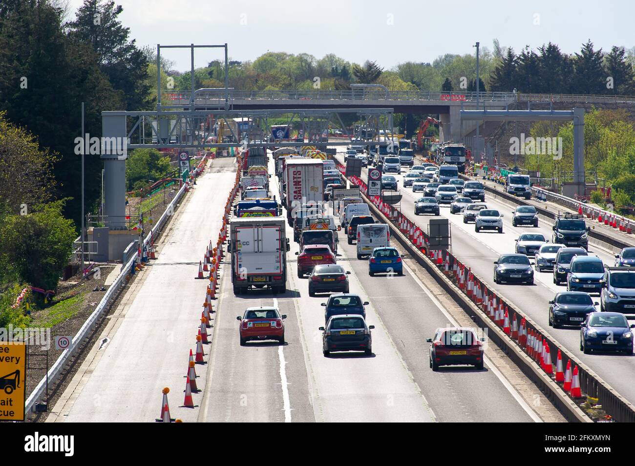 Taplow, Buckinghamshire, Großbritannien. Mai 2021. Jüngste Statistiken haben gezeigt, dass die Sterberate auf intelligenten Autobahnen im Jahr 2019 um 8 % höher war als auf herkömmlichen Autobahnen, die immer noch eine harte Schulter haben, im Gegensatz zu okassionalen Schutzgebieten auf intelligenten Autobahnen. Die Bauarbeiten an der M4 werden fortgesetzt, da sie zu einer Smart Motorway mit All-Lane-Running (ALR) ausgebaut wird. In den letzten 5 Jahren hat es in Großbritannien 38 Tote auf intelligenten Autobahnen gegeben. Quelle: Maureen McLean/Alamy Live News Stockfoto