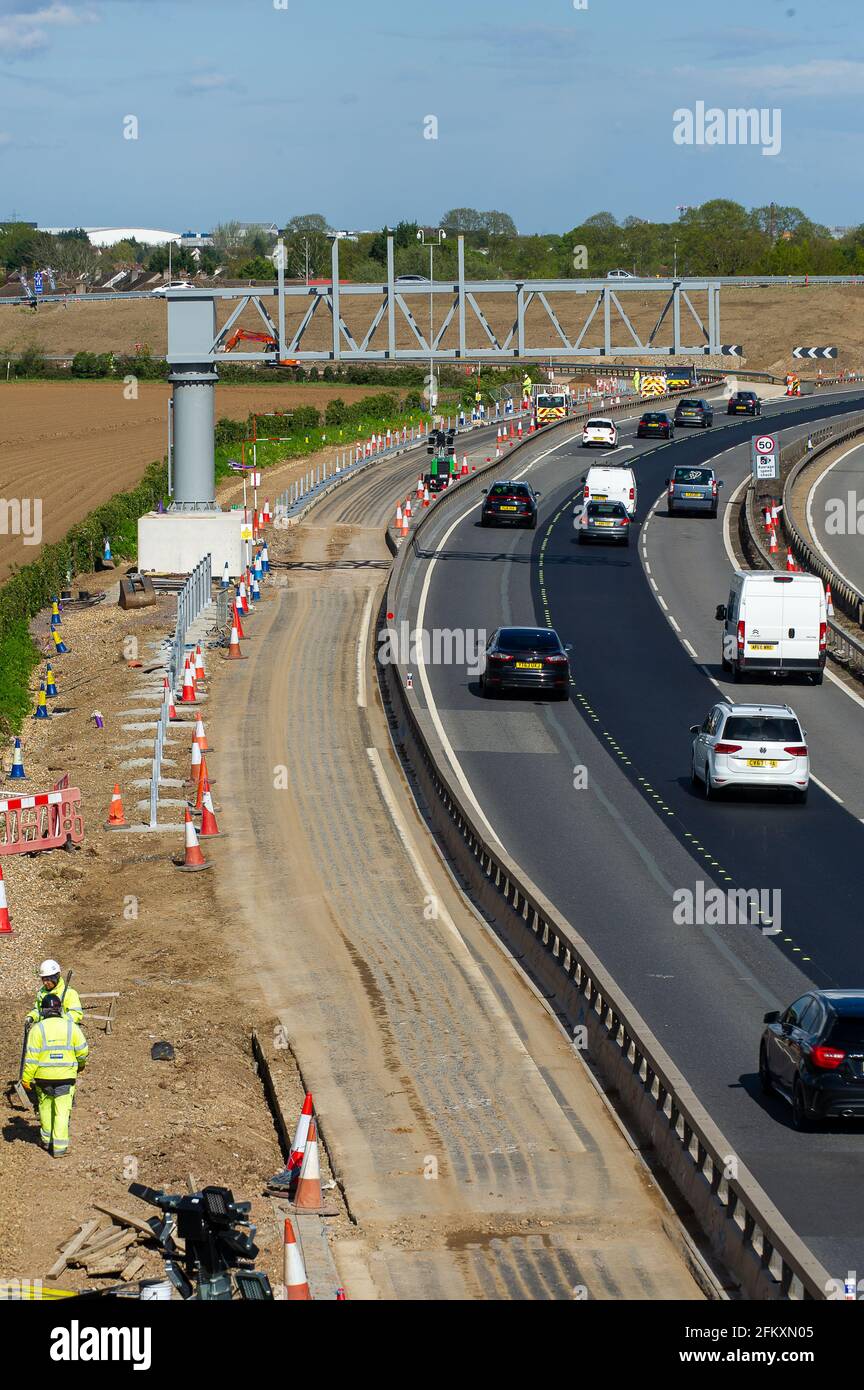 Taplow, Buckinghamshire, Großbritannien. Mai 2021. Jüngste Statistiken haben gezeigt, dass die Sterberate auf intelligenten Autobahnen im Jahr 2019 um 8 % höher war als auf herkömmlichen Autobahnen, die immer noch eine harte Schulter haben, im Gegensatz zu okassionalen Schutzgebieten auf intelligenten Autobahnen. Die Bauarbeiten an der M4 werden fortgesetzt, da sie zu einer Smart Motorway mit All-Lane-Running (ALR) ausgebaut wird. In den letzten 5 Jahren hat es in Großbritannien 38 Tote auf intelligenten Autobahnen gegeben. Quelle: Maureen McLean/Alamy Live News Stockfoto