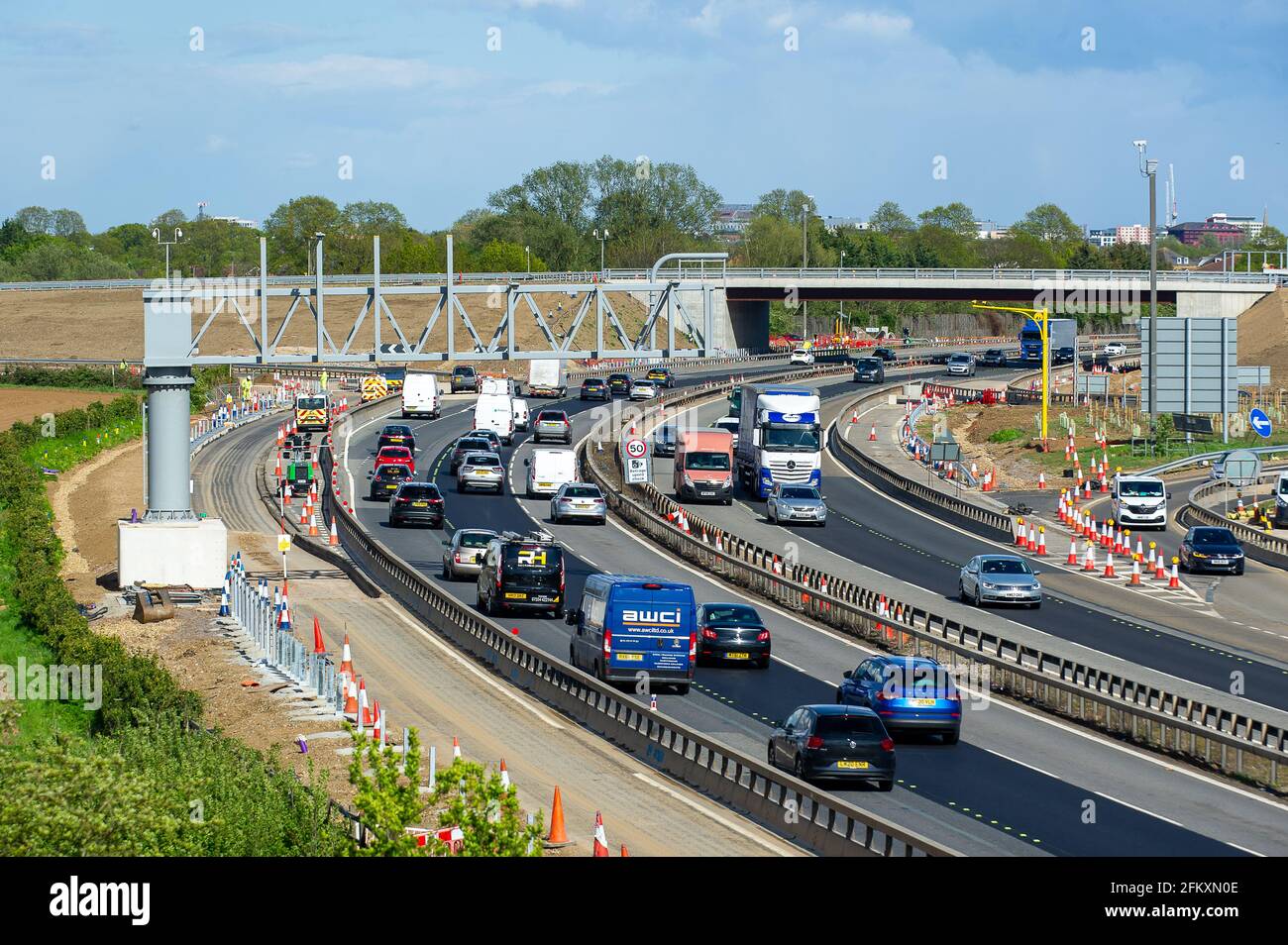Taplow, Buckinghamshire, Großbritannien. Mai 2021. Jüngste Statistiken haben gezeigt, dass die Sterberate auf intelligenten Autobahnen im Jahr 2019 um 8 % höher war als auf herkömmlichen Autobahnen, die immer noch eine harte Schulter haben, im Gegensatz zu okassionalen Schutzgebieten auf intelligenten Autobahnen. Die Bauarbeiten an der M4 werden fortgesetzt, da sie zu einer Smart Motorway mit All-Lane-Running (ALR) ausgebaut wird. In den letzten 5 Jahren hat es in Großbritannien 38 Tote auf intelligenten Autobahnen gegeben. Quelle: Maureen McLean/Alamy Live News Stockfoto