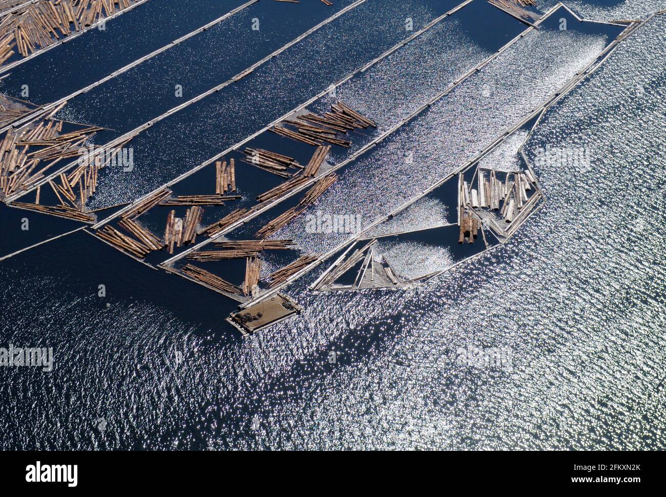 Blockbooms in Ladysmith Harbour, Western Forest Products, Vancouver Island Luftaufnahmen, British Columbia, Kanada. Stockfoto
