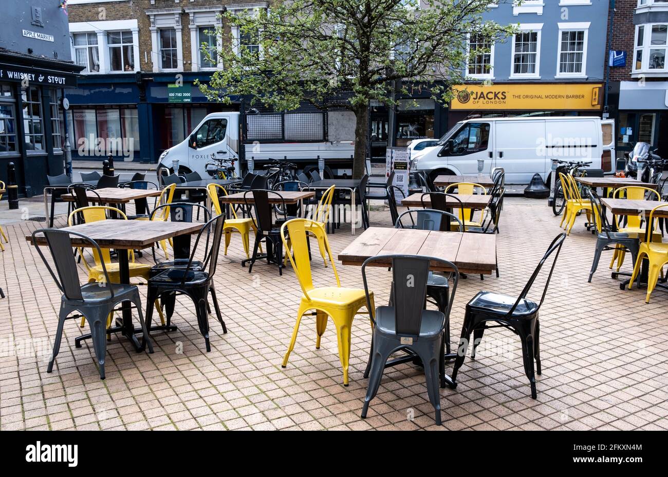 Kingston upon Thames London, Großbritannien, Mai 04 2021, Sitzgelegenheit für Kunden vor EINEM Pub Cafe oder Restaurant ohne Personen Stockfoto