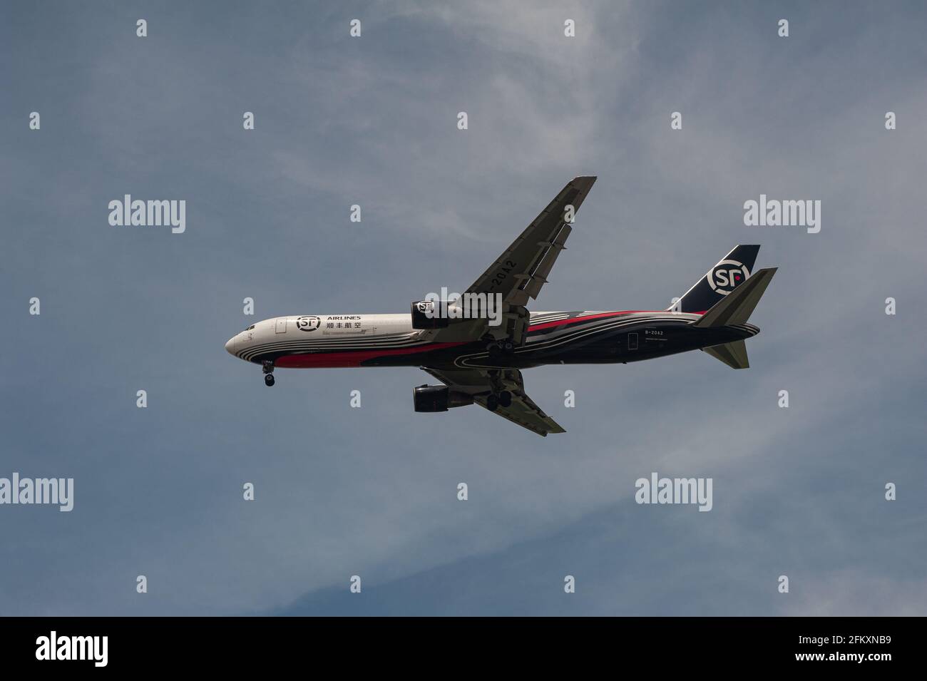 01.05.2021, Singapur, Republik Singapur, Asien - SF Airlines (Shun Feng Airlines) Boeing 767-300 BCF-Frachter landet auf dem Changi Airport. Stockfoto