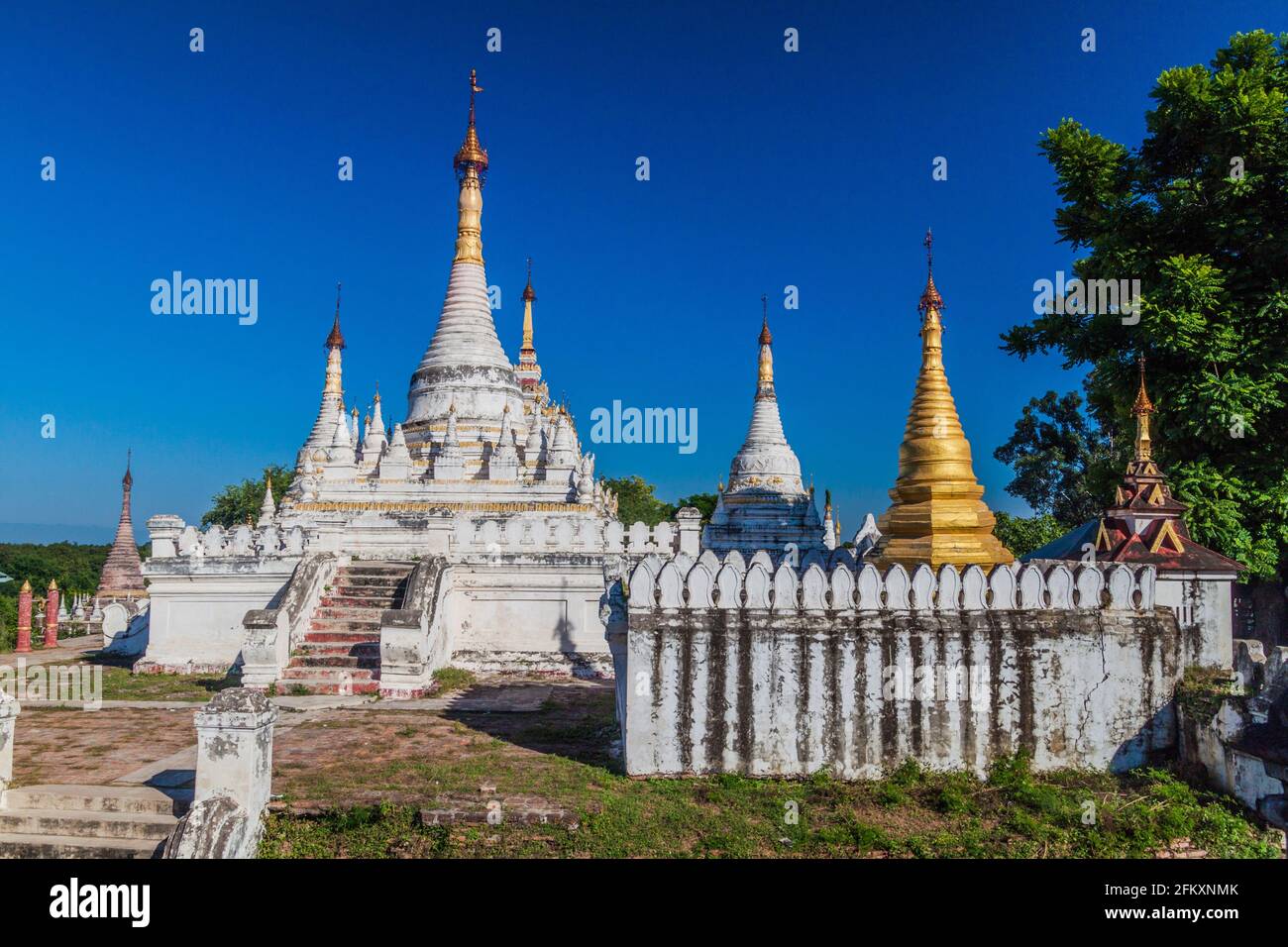 Pagoden im Maha Aungmye Bonzan Kloster in der antiken Stadt Inwa Ava in der Nähe von Mandalay, Myanmar Stockfoto