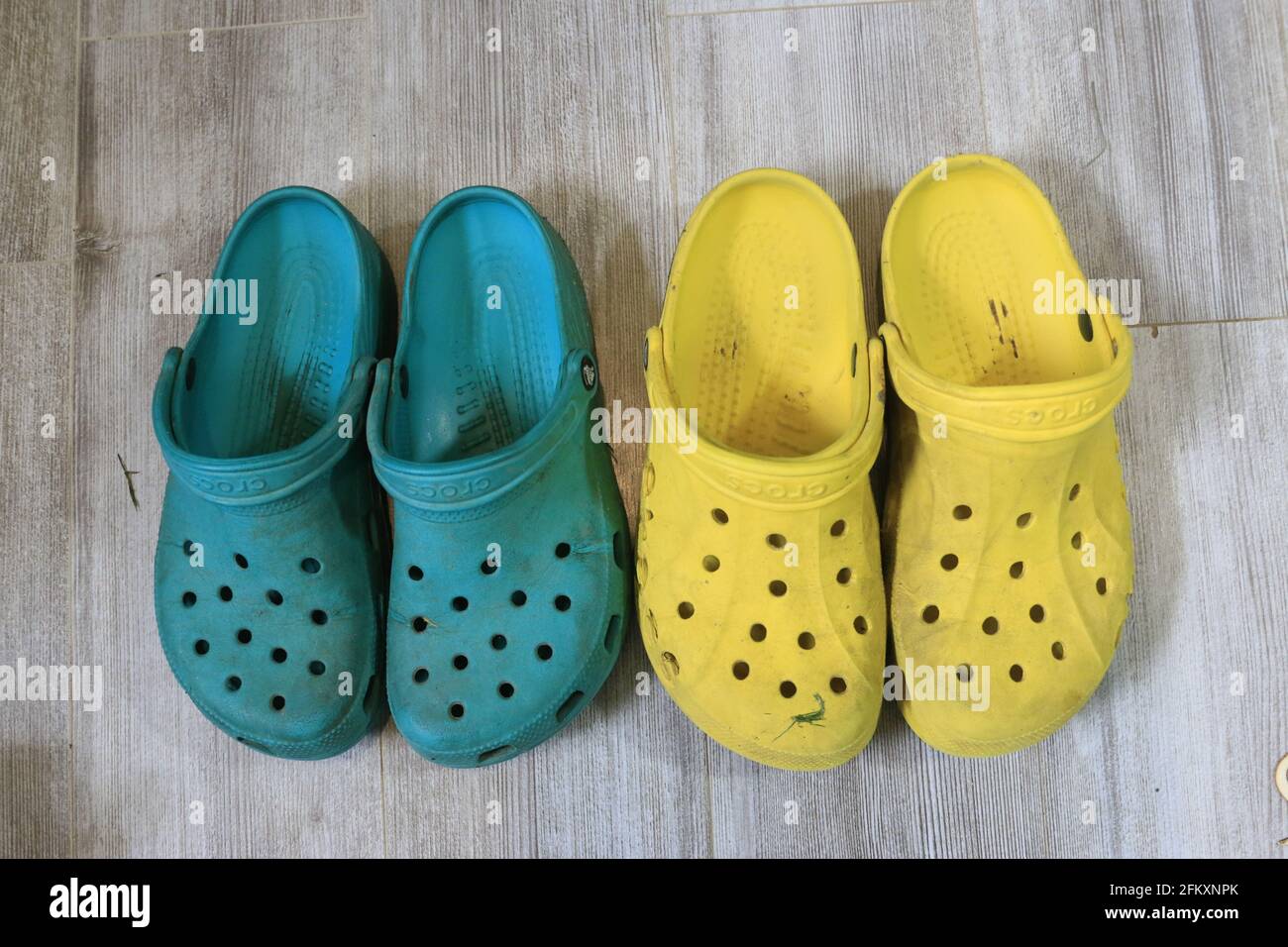 London Kanada, Mai 04 2021 - Crocs Schuhe mit hübschen Formen und hübschen Farben. Ein gängiges Komfortschuh Stockfoto