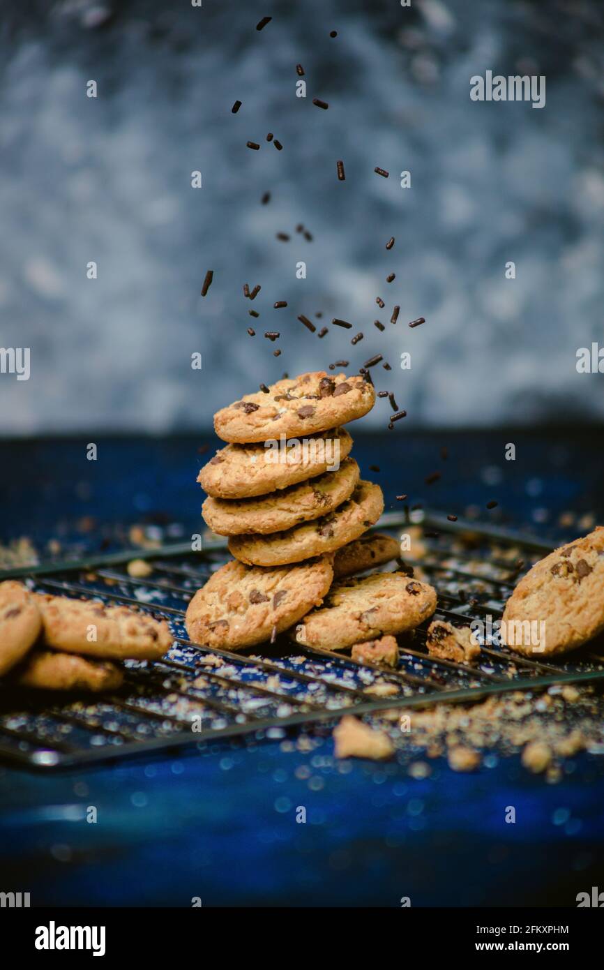 Stapel von gebackenen Schokolade Chip Cookies auch Chips fallen auf Die Cookies Stockfoto