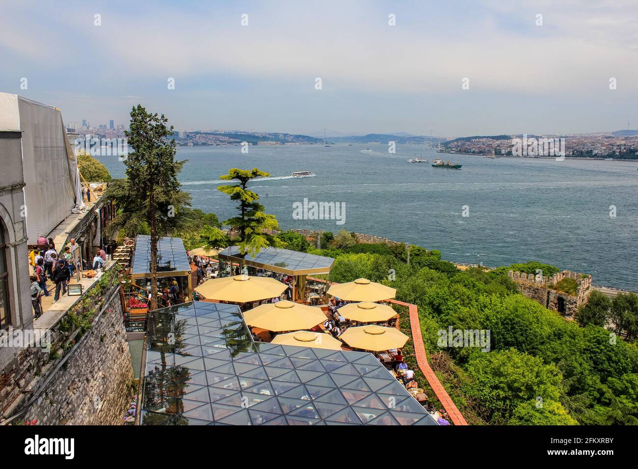 Istanbul, Türkei - 13. Mai 2013: Blick vom Topkapi-Palast auf den Bosporus Stockfoto