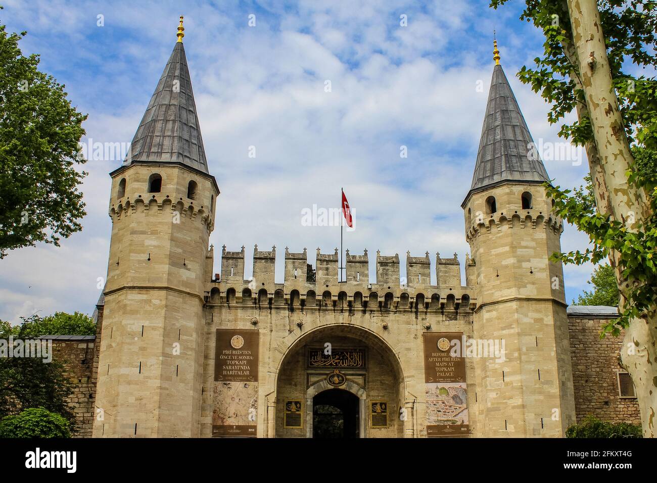 Istanbul, Türkei - 13. Mai 2013: Eintritt in den Topkapi-Palast an einem sonnigen Tag Stockfoto