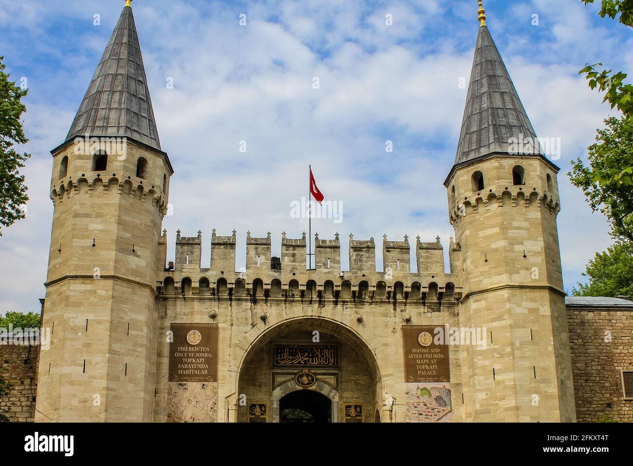 Istanbul, Türkei - 13. Mai 2013: Eintritt in den Topkapi-Palast an einem sonnigen Tag Stockfoto