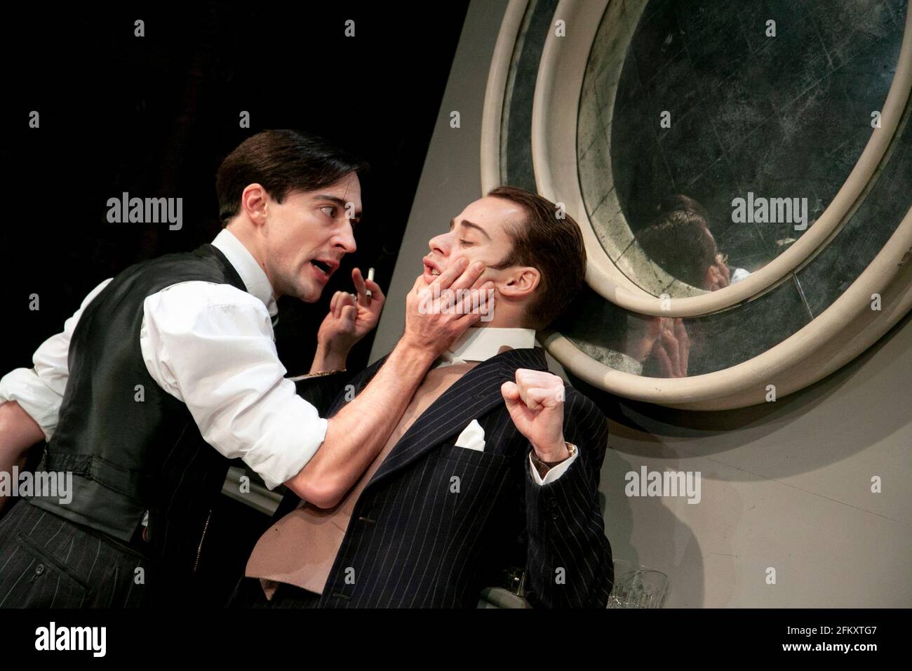 l-r: Blake Ritson (Wyndham Brandon), Alex Waldmann (Charles Granillo) in SEIL von Patrick Hamilton im Almeida Theater, London N1 16/12/2009 Design: Mark Thompson Beleuchtung: Rick Fisher Regie: Roger Michell Stockfoto
