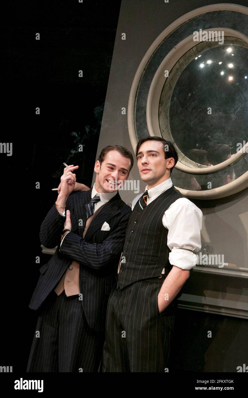 l-r: Alex Waldmann (Charles Granillo), Blake Ritson (Wyndham Brandon) in SEIL von Patrick Hamilton im Almeida Theater, London N1 16/12/2009 Design: Mark Thompson Beleuchtung: Rick Fisher Regie: Roger Michell Stockfoto