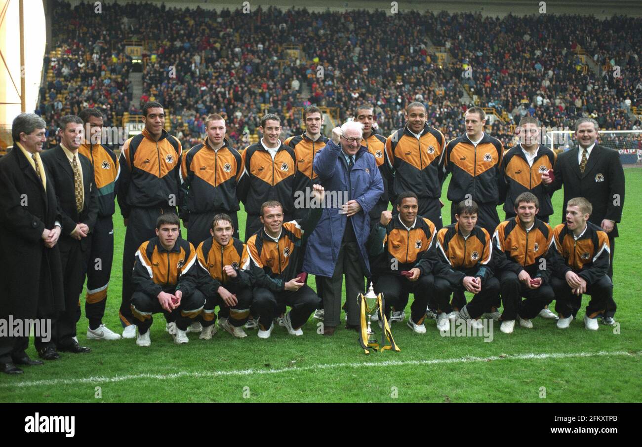 Wolverhampton Wanderers Youth Team in Molineux mit Sir Jack Hayward 11/4/98 Wolves Youth Team mit der Midland Youth Championship Trophäe zurück John Richards, Chris Turner, Joleon Lesott, Chris Clarke, Adam Proudlock, Gary Haveron, Sir Jack, Matt Clarke, Matt Murray, Alex Winstone, David D'Amore, Chris Evans. Front Shane Tudor, Neil Eccleston, Mark Jones, Nathan Lamey, Richard Hampton, Jamie Turpin, Stephen Hackett. Stockfoto