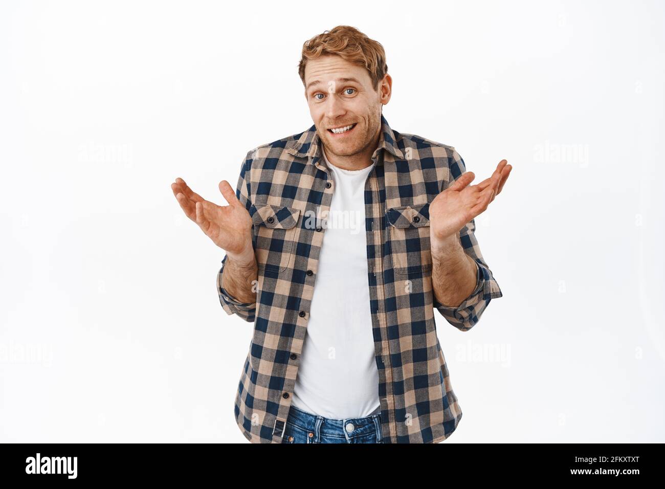 Tut mir leid, ich weiß es nicht. Ahnungsloser Rotschopf-Kerl, der mit den Schultern zuckt und unschuldig lächelt, sich unbeteiligt oder nicht bewusst handelt, keine Ahnung hat, unentschlossen steht Stockfoto