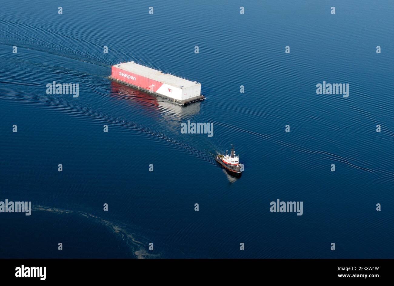 Schlepper und Lastkahn in der Nähe der Stadt Chemainus, British Columbia, Kanada. Stockfoto
