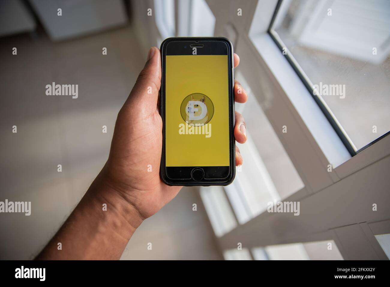 Smartphone mit dem Dogecoin-Logo, es ist eine sehr beliebte Kryptowährung geschaffen, um ein Zahlungssystem, das ist haben Stockfoto