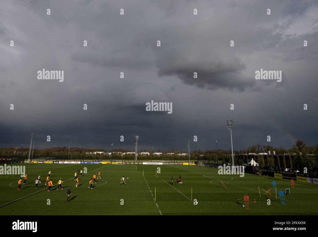 Dortmund, Deutschland. Mai 2021. Dunkle Wolken und ein Regenbogen sind während des Trainings von Borussia Dortmund zu sehen. Quelle: Bernd Thissen/dpa/Alamy Live News Stockfoto