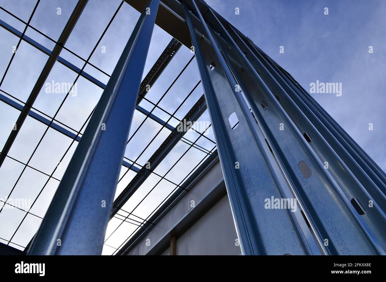 Stahlträger und Rahmenbauteile des neuen Geschäftsgebäudes im Bau. Stockfoto