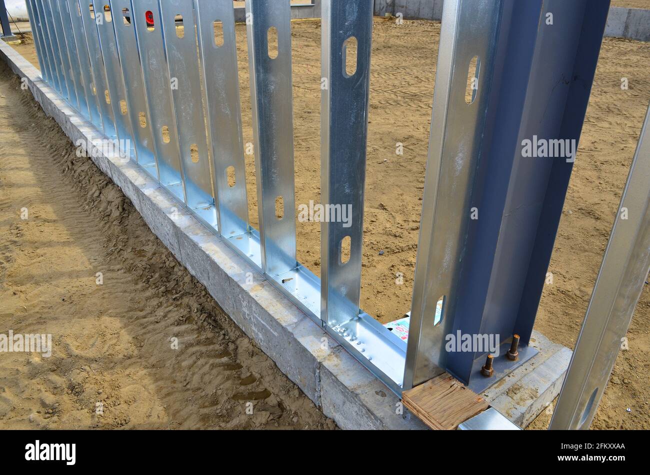 Stahlträger und Rahmenbauteile des neuen Geschäftsgebäudes im Bau. Stockfoto