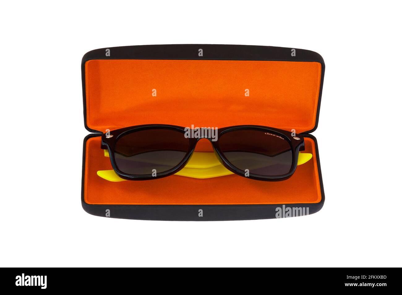 Dazzle Sonnenbrille mit gelben Armen im Sonnenbrillen-Etui Mit  orangefarbenem Futter isoliert auf weißem Hintergrund Stockfotografie -  Alamy