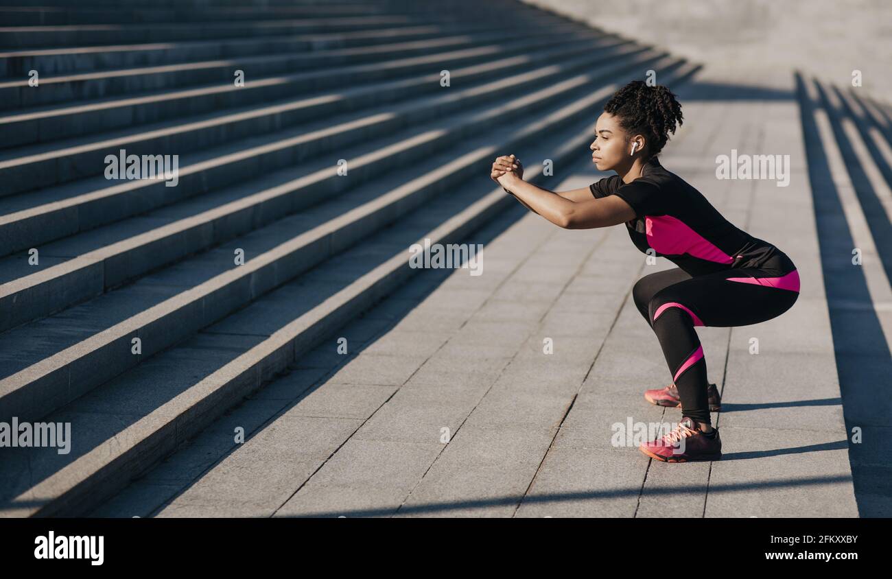 Vitalität, Übungen für Beine und Gesäß, Schlankheitsgefühl und fit im Freien Stockfoto