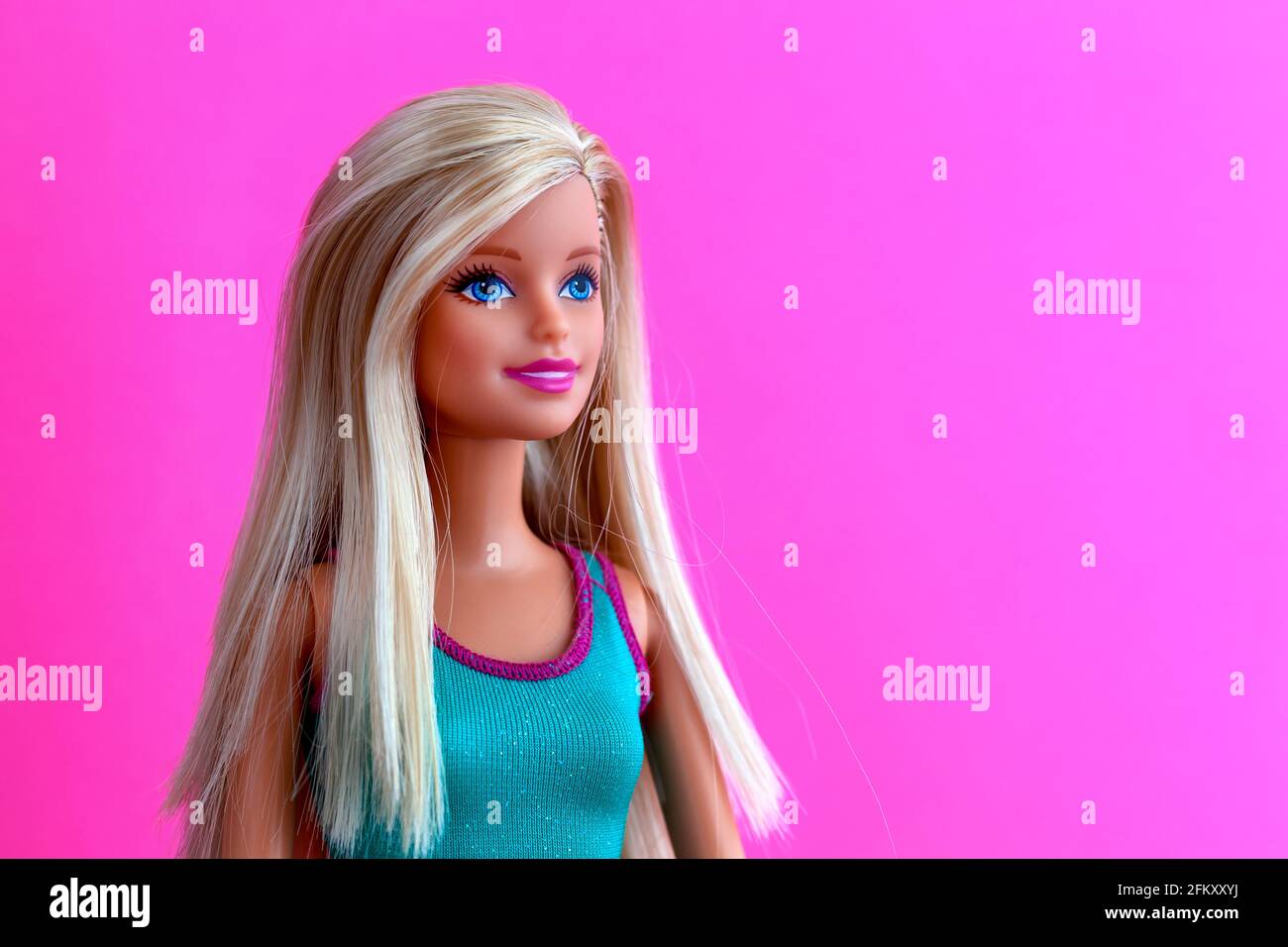 Tambow, Russische Föderation - 27. November 2018 Porträt einer blonden Barbie-Puppe vor magentafarbenem Hintergrund. Stockfoto