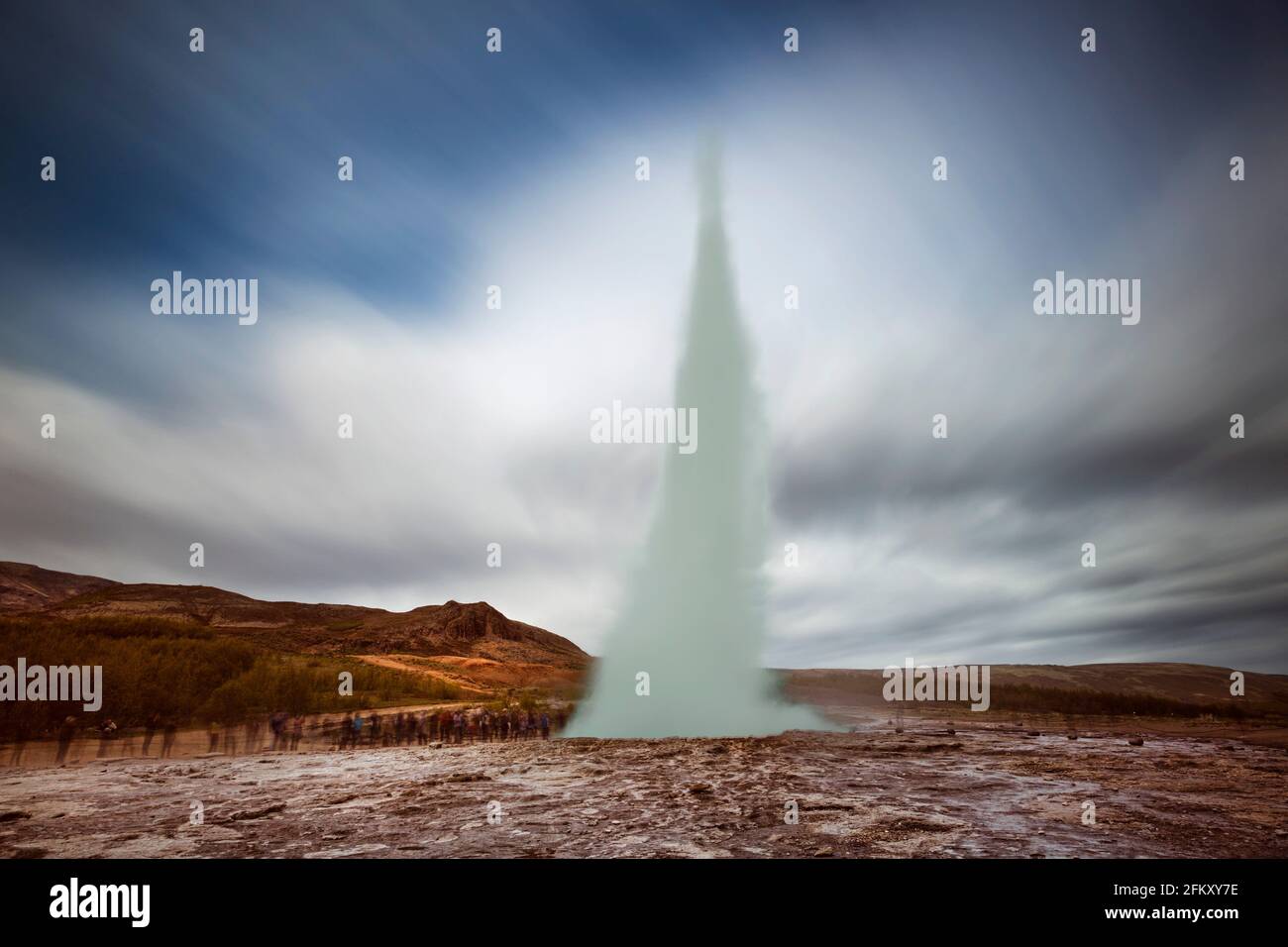 Langzeitbelichtung des Geysir namens Strokkur bei Haukadalsvegur in Island. Stockfoto