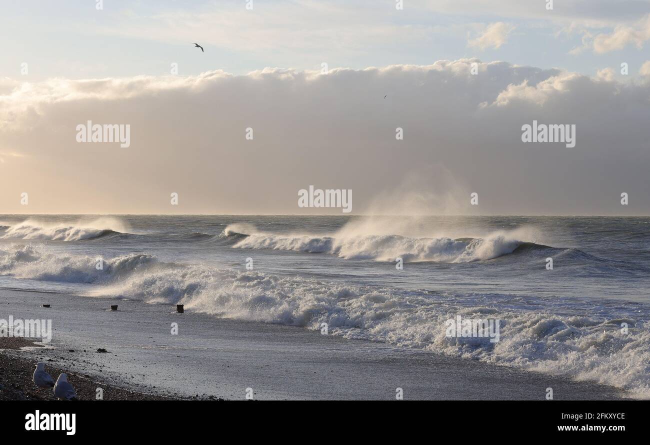 Wellen gesehen am Tag nach einem Sturm an der Südküste von England, Großbritannien. Stockfoto