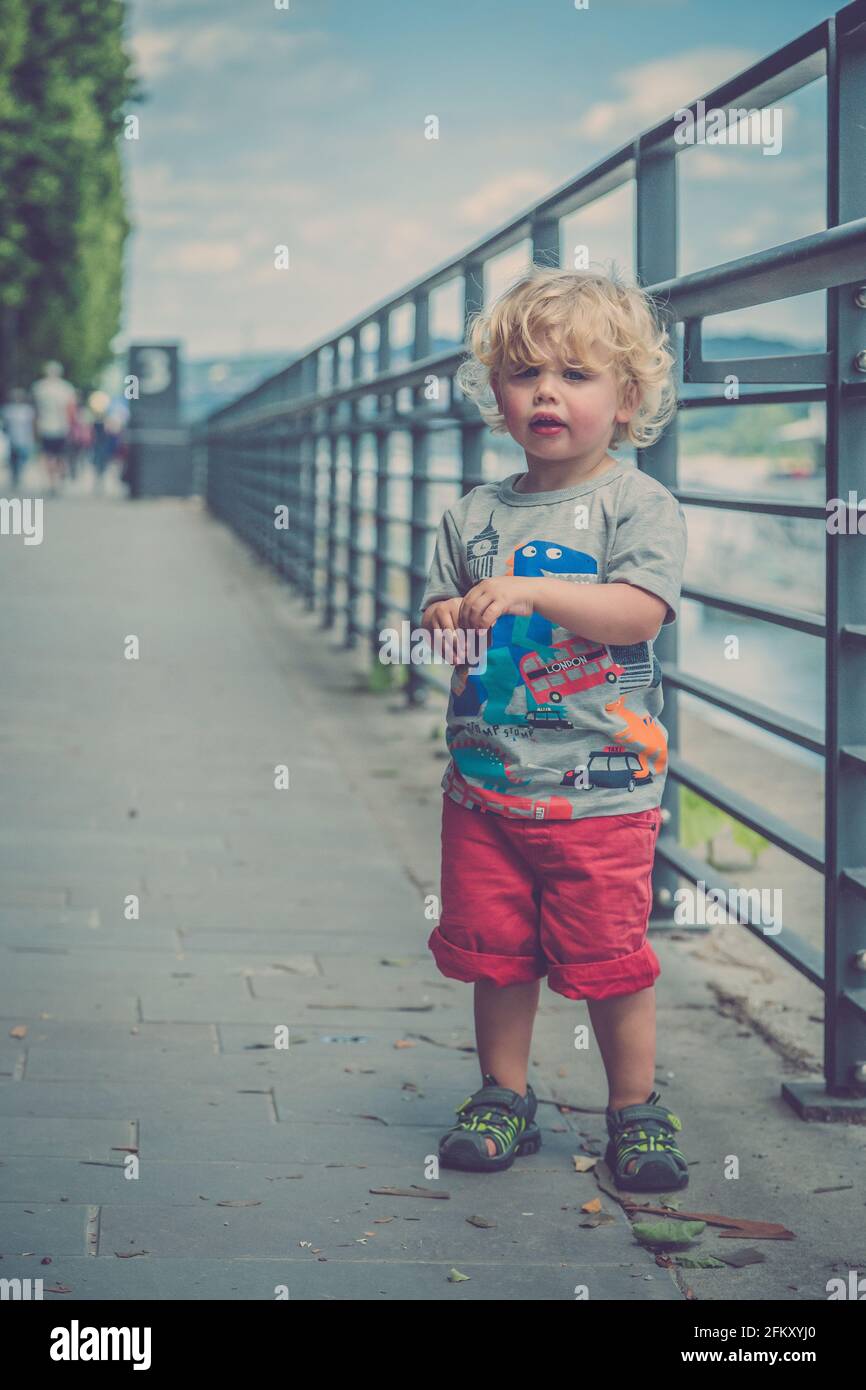 Blonde jungs Fotos und Bildmaterial in hoher Auflösung Alamy