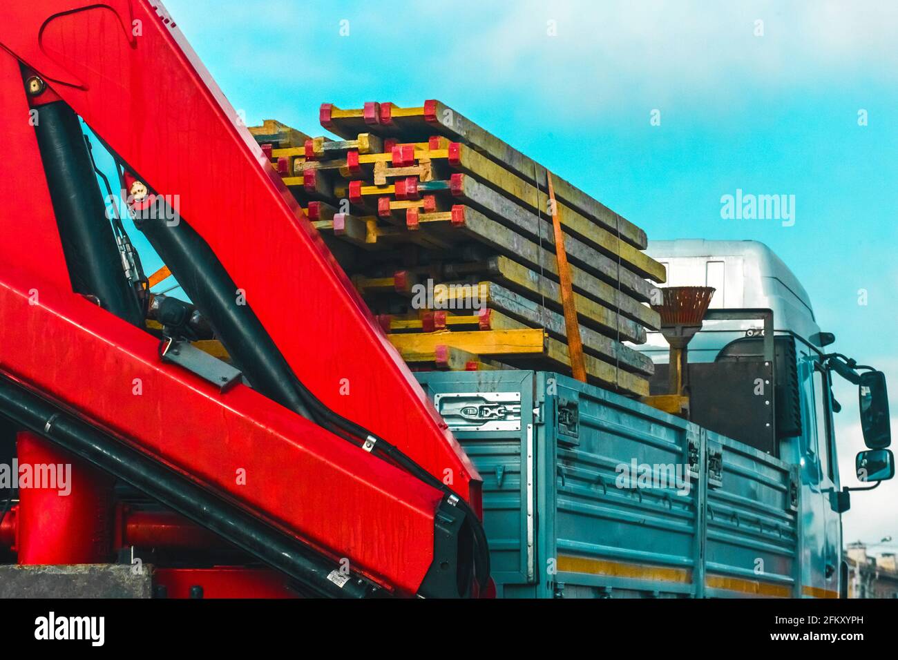 Das Auto transportiert alte Holzdielen, Holzfrachttransporte, industriellen Güterverkehr. Stockfoto