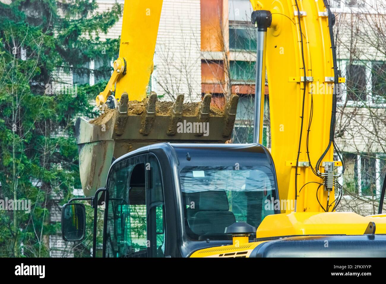 Ausgrabungsarbeiten in der Stadt. Bau- oder Industrieanlagen auf der Straße graben den Boden. Stockfoto