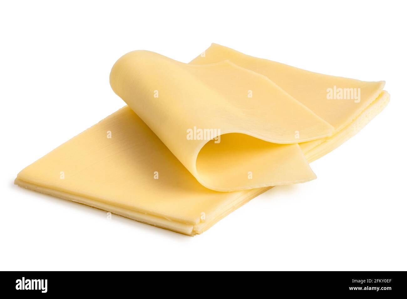 Gefaltete dünne Scheibe gelben Käses auf einem Stapel gelber Käsescheiben. Stockfoto